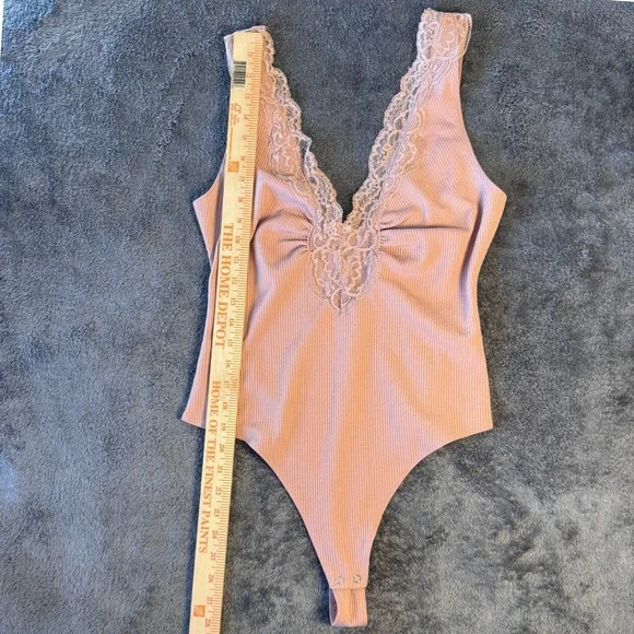 Free People Intimately Bodysuit Small Rose Pink Ribbed Lace V-Neck Thong Boho - Picture 4 of 5